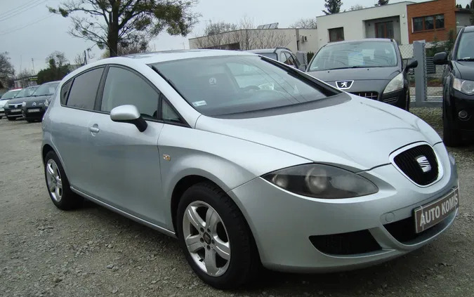 samochody osobowe Seat Leon cena 13900 przebieg: 220000, rok produkcji 2006 z Łomianki